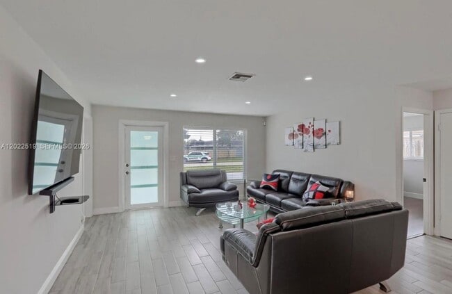 Building Photo - 876 Gardenia Dr