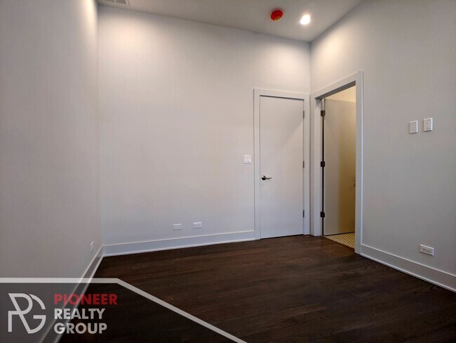 Building Photo - 2121 W Belmont Ave