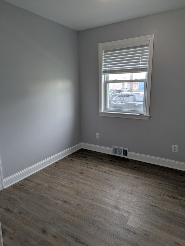 Building Photo - 104 S Parke St