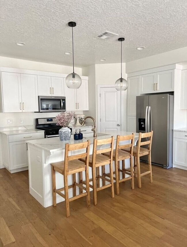 Building Photo - Gorgeous Townhome with Community Pool and Amenities