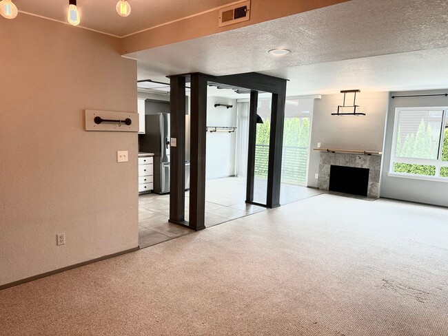 Building Photo - 2-bedroom, 2-bath Condo in Northgate. 2 pa...