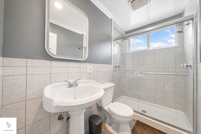 Building Photo - Furnished 5-Bedroom Home Near the 57 & 60 — Ideal for Roommates or Students