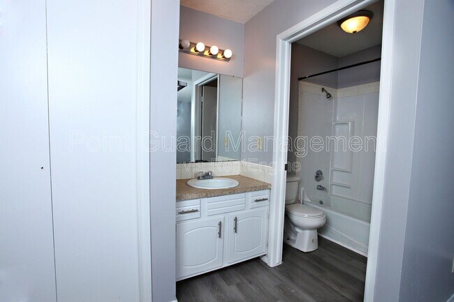 Building Photo - 515 N Dunsworth Ave