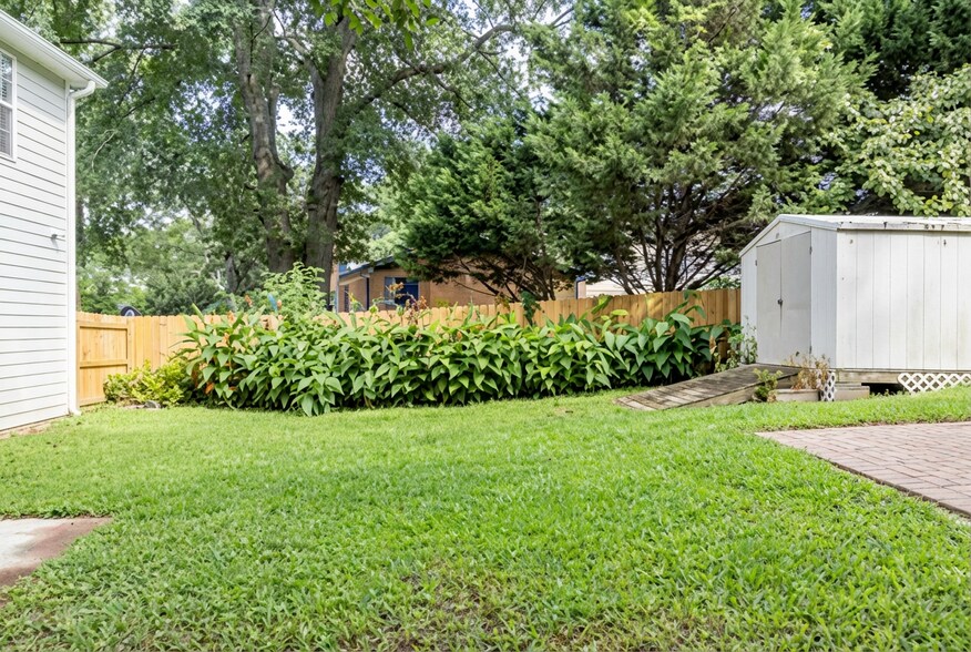 Building Photo - 615 Allen St