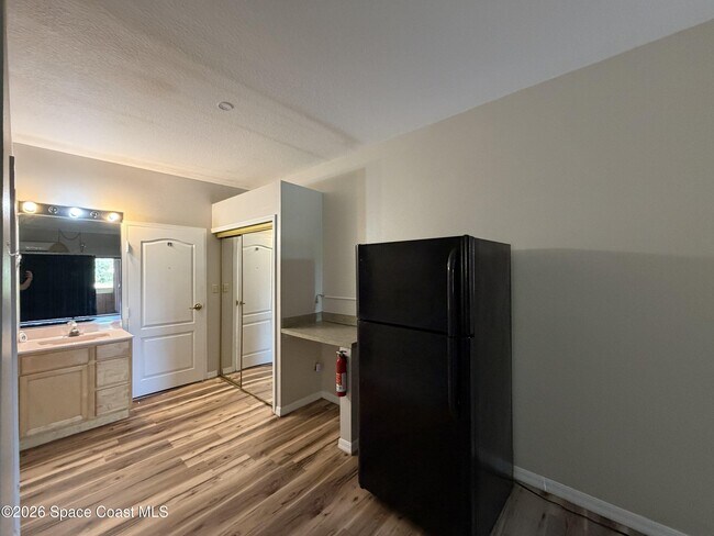 Building Photo - 2180 Country Club Dr