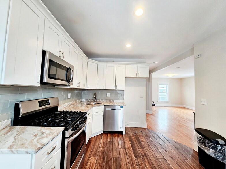 Building Photo - 24 Mansfield St