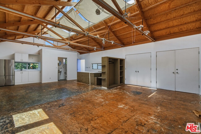 Building Photo - 656 Angelus Pl