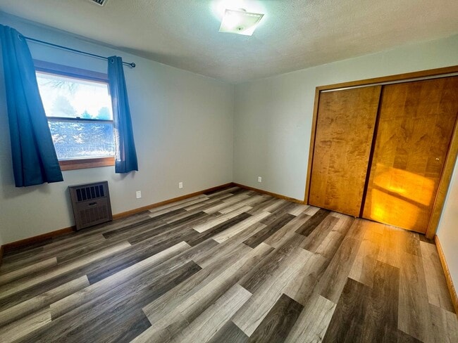 Building Photo - 4 bed, 2 bath acreage in Pickrell area