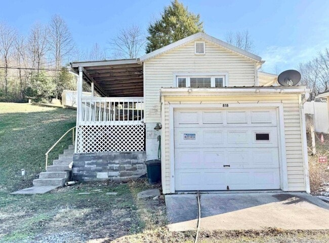 Building Photo - 818 Victory Ave