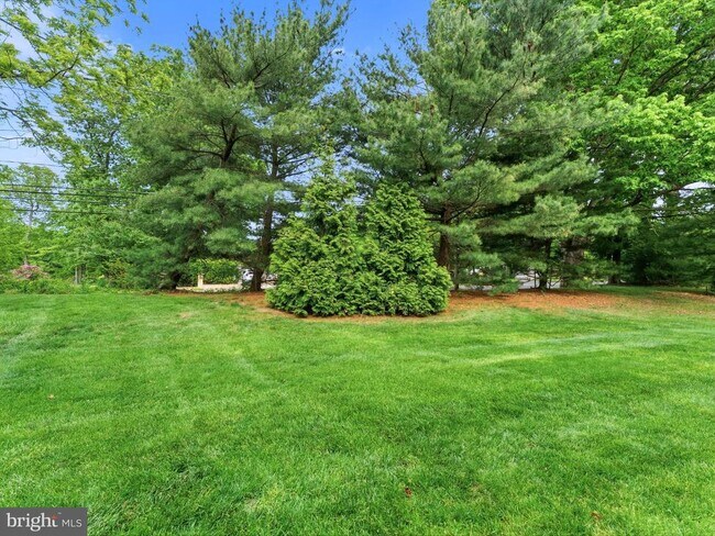 Building Photo - 8 Pinehurst Ct