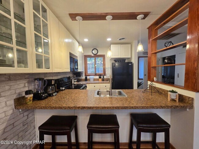 Building Photo - Beautiful townhouse across from Shawnee Mountain Ski Area
