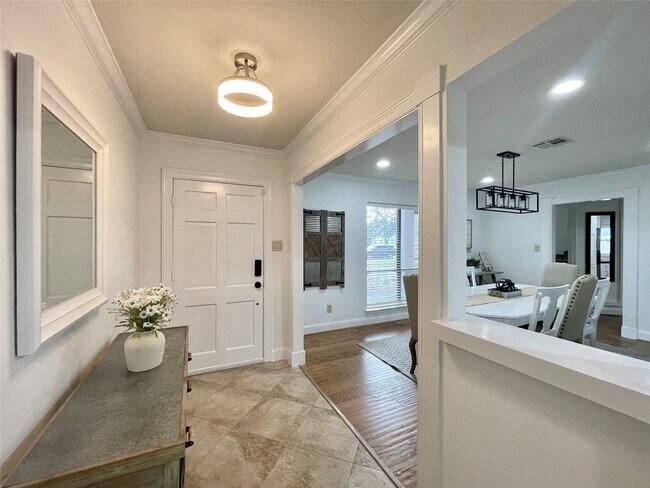 Building Photo - 6210 Queensloch Dr