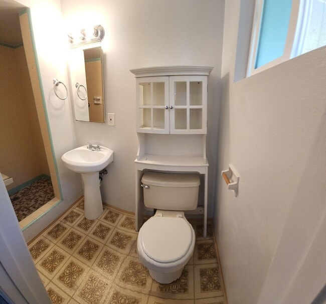 Building Photo - 4 bed 3 baths!  House ideally located close to campus, shopping, Bishop Peak