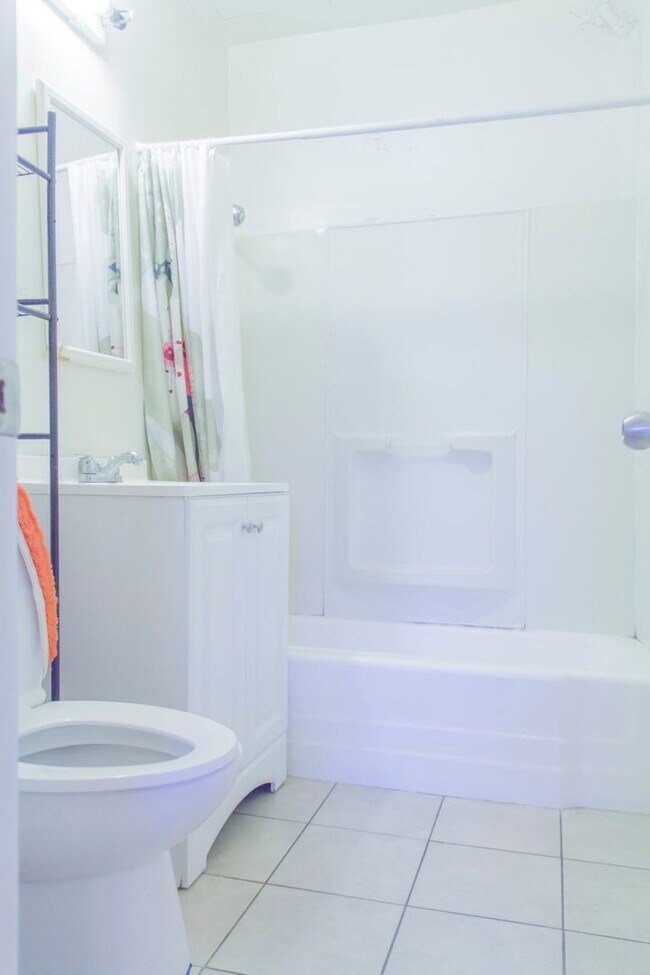 Building Photo - A 3 bedroom, 1 bathroom apartment with a dining area at 1637 Berkeley.