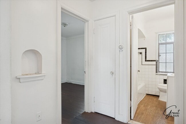 Building Photo - $1,200 - Large East Side 3 Bedroom