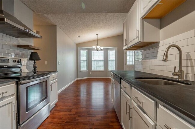 Building Photo - Three Bedroom One Bathroom For Rent