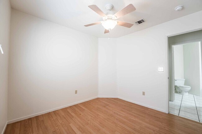 Building Photo - Stunning 3 Bedroom home!