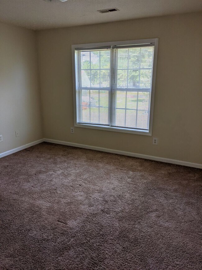 Building Photo - Two bedroom, 1.5 townhouse in Graham (Park...