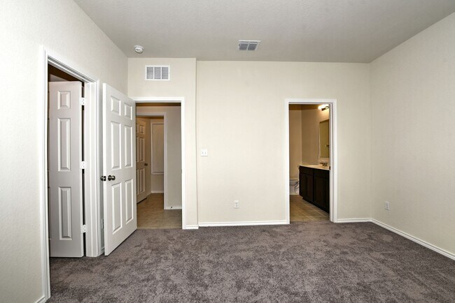 Building Photo - Gorgeous one story home  |  3 bedrooms  |  2 bathrooms  |  Covered Patio  |  2 car garage  |  Dav...