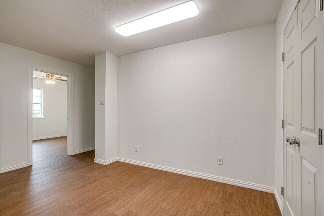 Building Photo - Updated Duplex in Weatherford