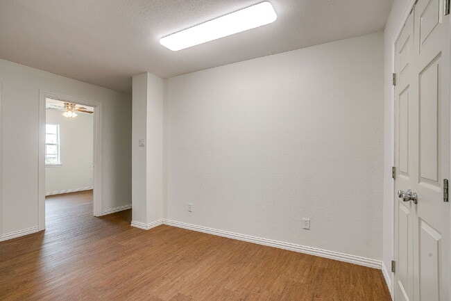 Building Photo - Updated Duplex in Weatherford with large y...