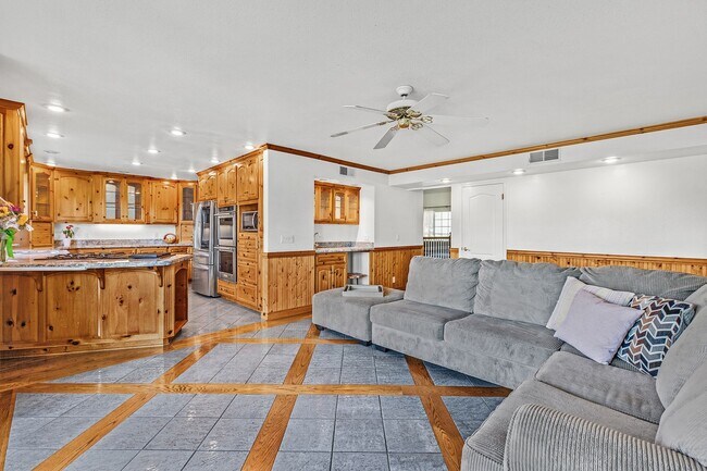 Building Photo - *COMING SOON!* 4 bed/3 bath lake house wit...