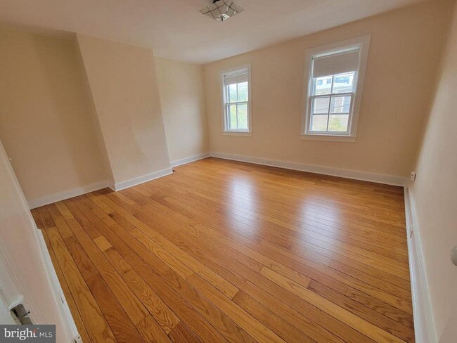 Building Photo - 10 Charlton St