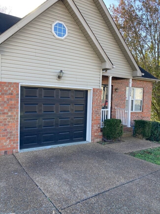 Building Photo - Hickory Highland 3 Bedroom Home No HOA