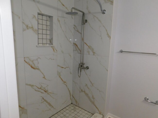 Building Photo - Renovated Ground Floor 2 Bed 2 Bath Condo....