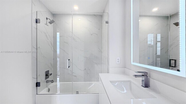 Building Photo - 700 NE 24th St