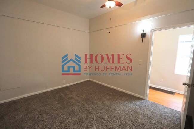 Building Photo - Three Bedroom House