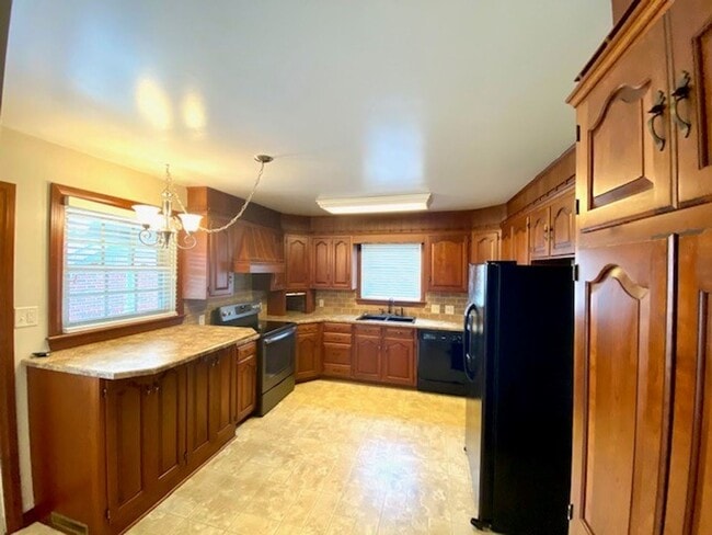 Building Photo - JUST REDUCED!!  Gorgeous 3 Bedroom Renovat...