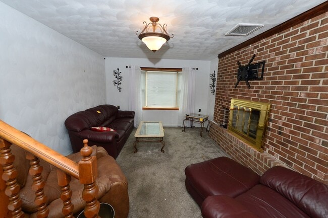 Building Photo - Vintage Brick Ranch!