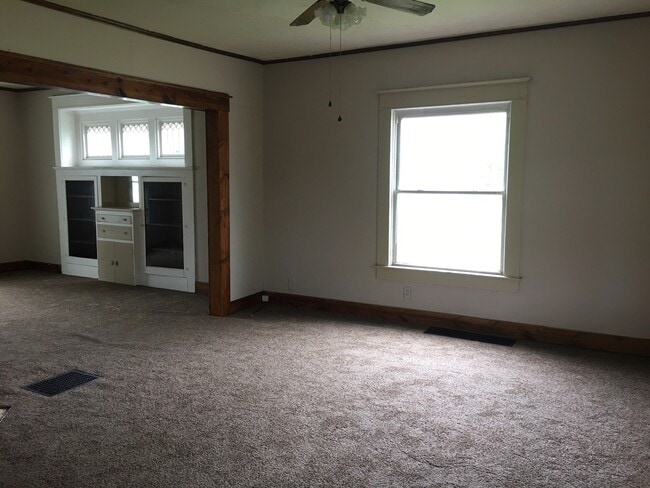 Building Photo - 3 Bed 1 Bathroom Available in Springfield +