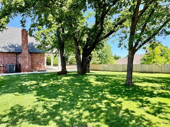 Building Photo - 2600 Sweetbriar Ct