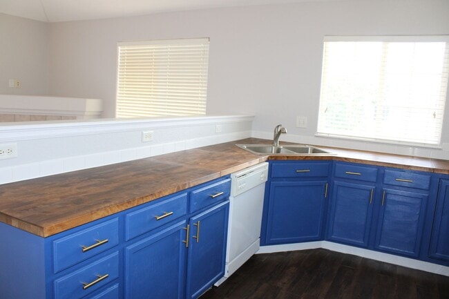 Building Photo - Low-Maintenance Luxury with Community Perks