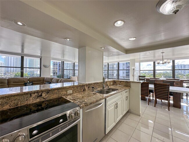 Building Photo - 800 Parkview Dr