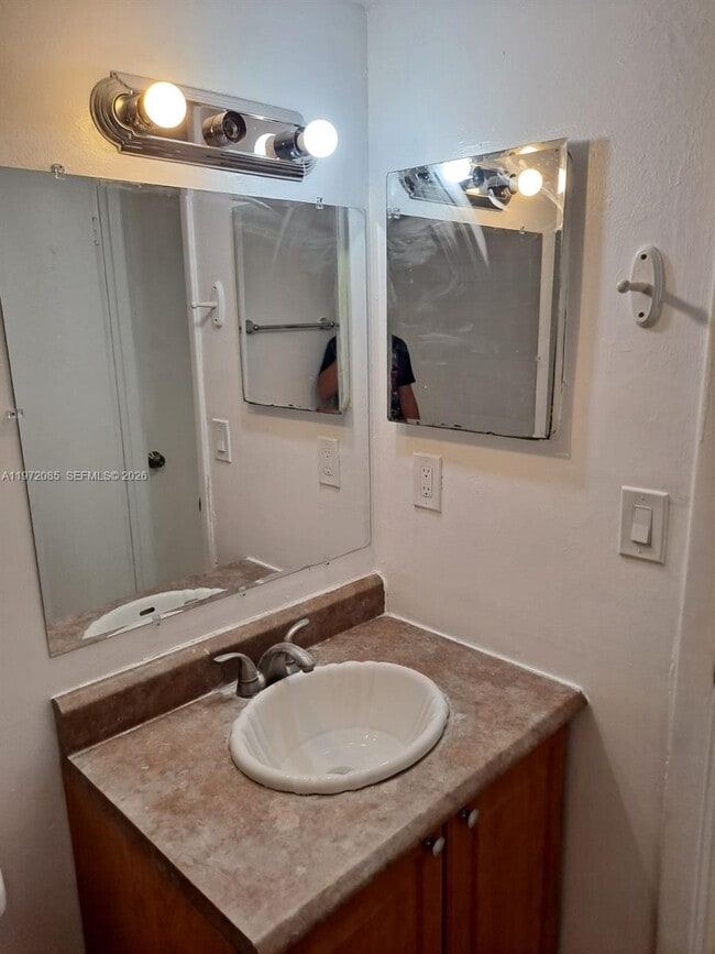 Building Photo - 2544 Riverside Dr