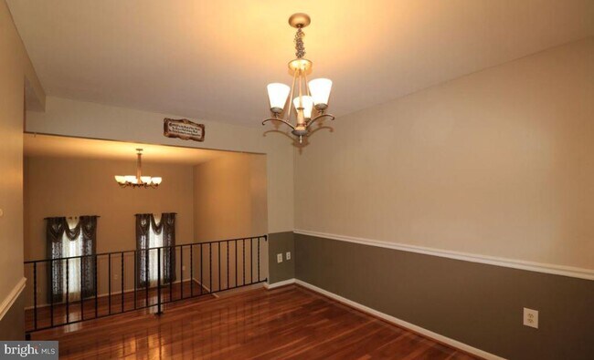 Building Photo - 553 Monet Dr