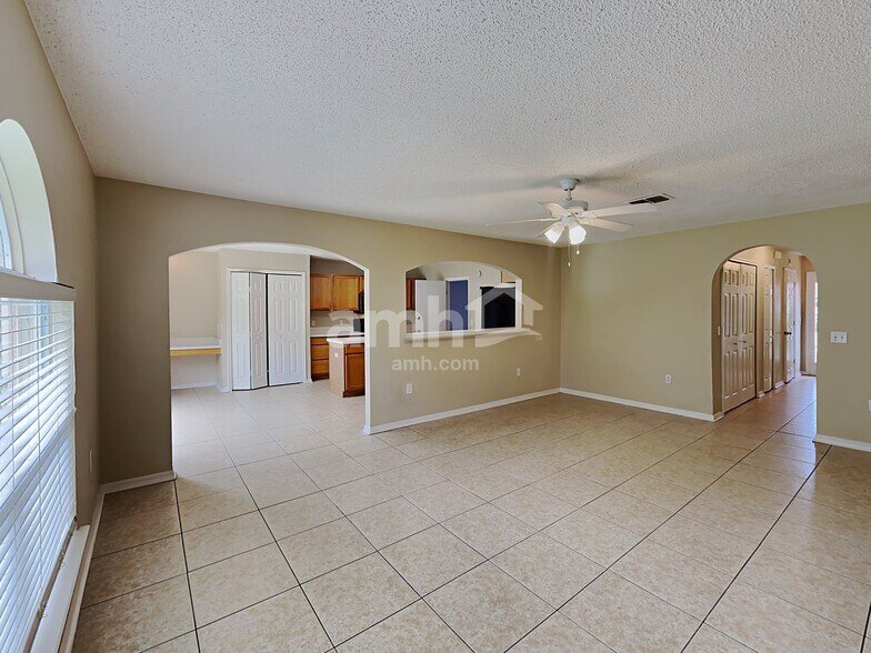 Building Photo - 30500 Birdhouse Dr