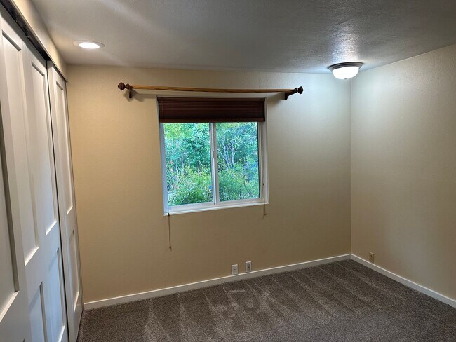 Building Photo - Beautiful custom 3 bedroom 2 bathroom hous...