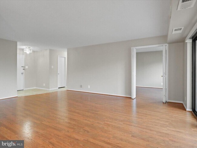 Building Photo - 203 Yoakum Pkwy
