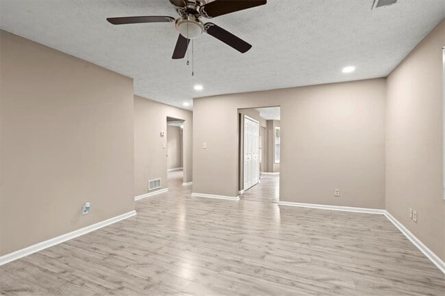 Building Photo - 326 Farm Pl Ct NE