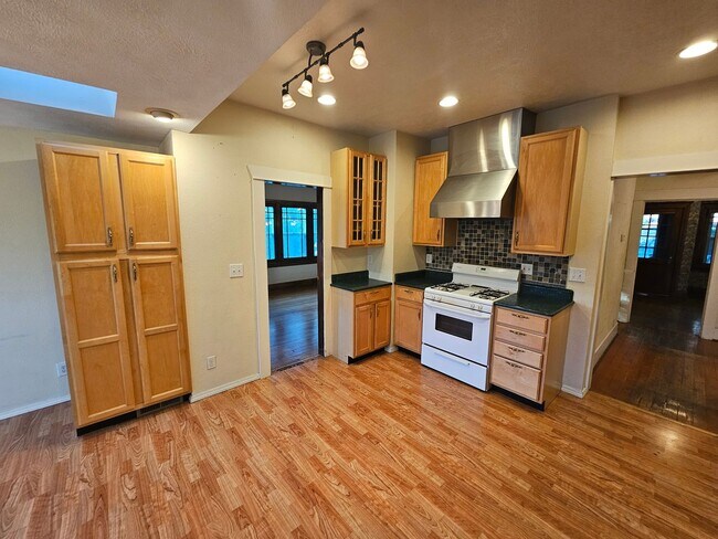 Building Photo - Beautiful Home on South Hill