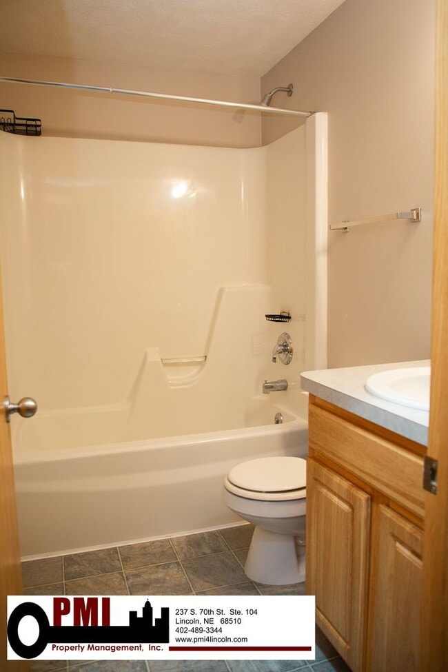 Building Photo - 3 Bedroom and 3 Bathroom Duplex. Available...