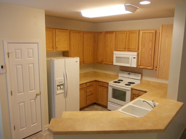 Building Photo - End Unit 2 story, 3 Bedroom Townhome near ...