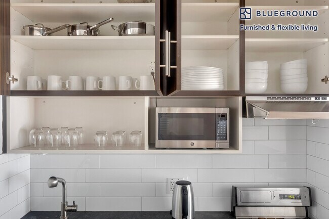 Building Photo - 515 W 47th St