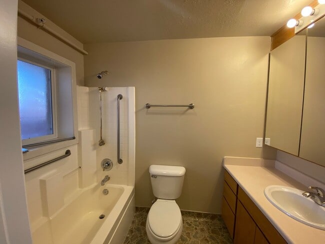 Building Photo - UTILITIES INCLUDED 2 bed 3 bath apartment in Hildale