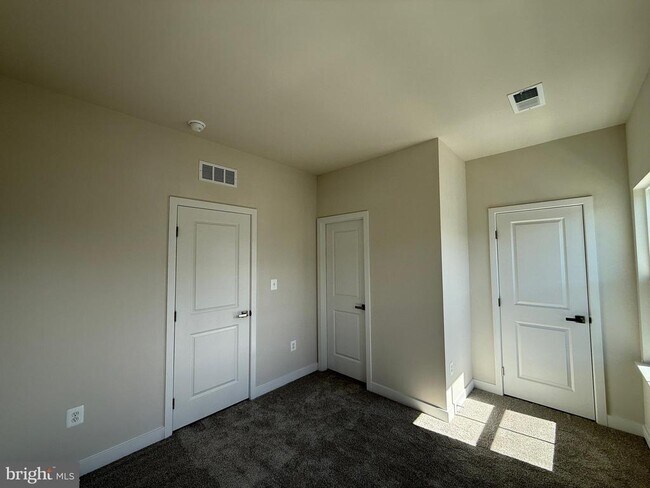 Building Photo - 4929 DUNHAVEN Dr