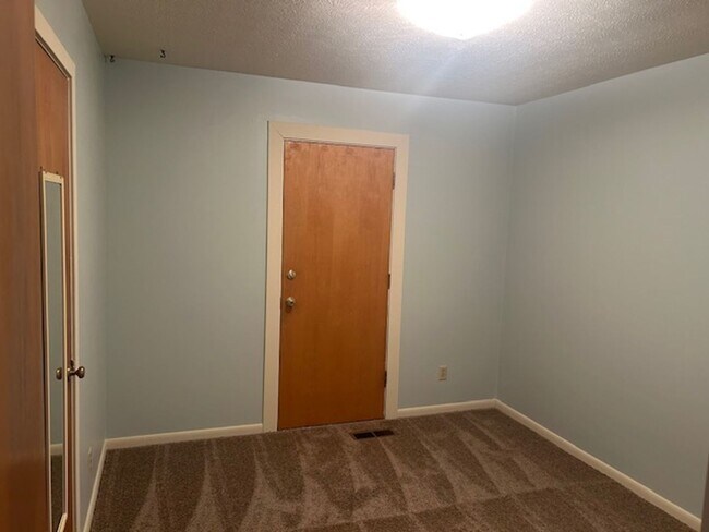 Building Photo - HAP/Section 8 Qualified!